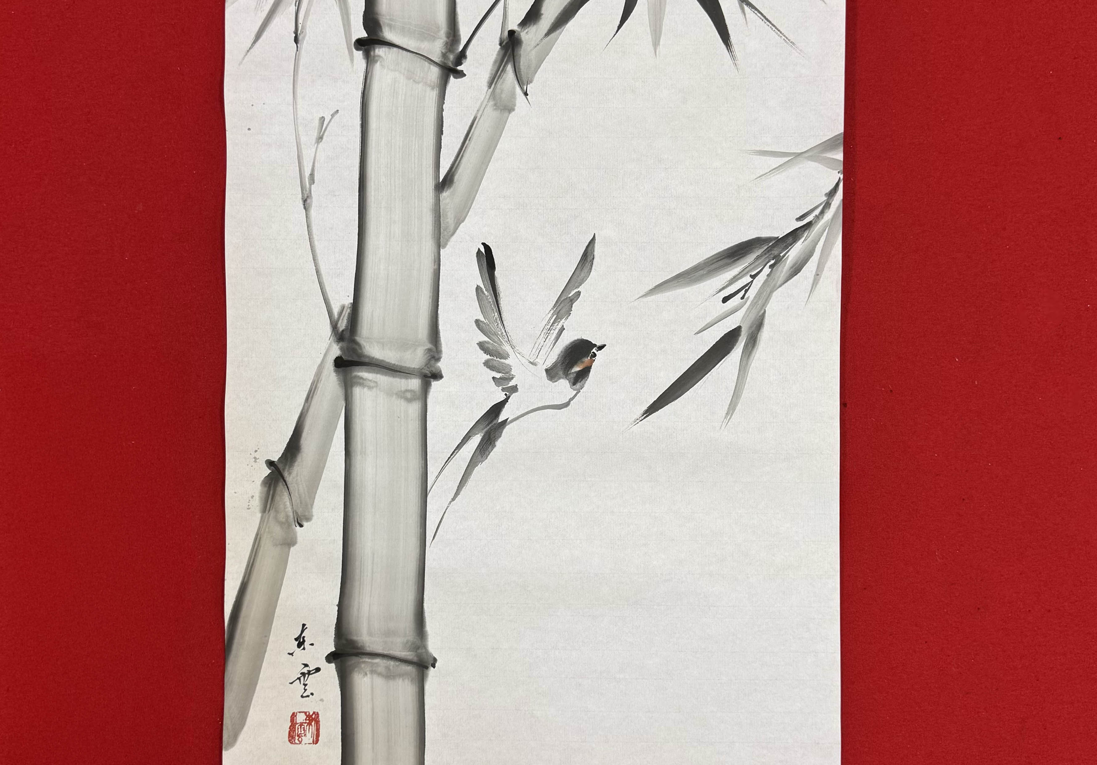 小林東雲先生による水墨画。竹のあいだの余白に燕が描かれている